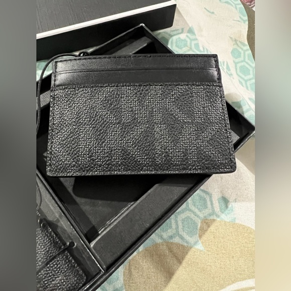 Michael Kors cardholder and a key charm gift set - Picture 8 of 11